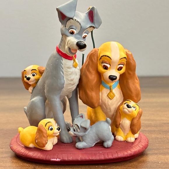 Hallmark Keepsake Ornament Walt Disney's LADY & THE TRAMP Family Portrait 1999 - Picture 1 of 11